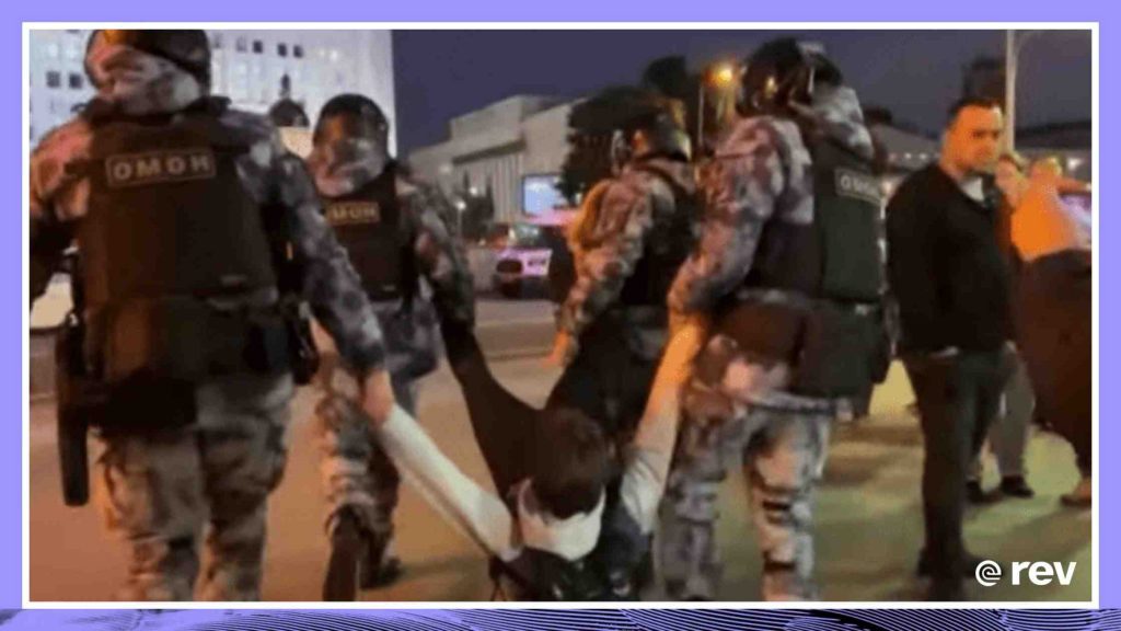 视频显示警察逮捕抗议者